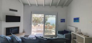 sala de estar con sofá y chimenea en ALBA OCEAN VIEW LUXURY RESIDENCE en Néa Ankhíalos