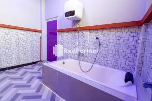 Ένα μπάνιο στο MT Syariah Homestay Kerinci RedPartner +16 φωτογραφίες