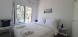 ネア・アンヒアロスにあるALBA OCEAN VIEW LUXURY RESIDENCEの白いベッドルーム(タオル付きのベッド付) +70枚の写真