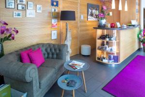 ein Wohnzimmer mit einem Sofa und einem Tisch in der Unterkunft B&B Villa Verde in Salzburg