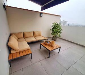 - un salon avec un canapé et une table dans l'établissement Apartamento estreno céntrico y moderno, à Lima