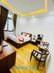 Ngọc Bích Home Huế في هوى: غرفة نوم بسرير ومكتب وكرسي