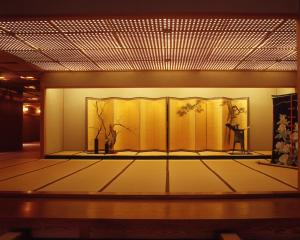 金澤的住宿－金城樓日式旅館，墙上有花瓶和绘画的房间