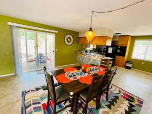 cocina y comedor con mesa y sillas en Welcome! Colorful 50's Ranch in the Heart of Eugene, en Eugene