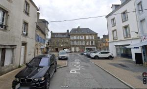 a street with cars parked on the side of the road at T3 50m2 Lumineux proche mairie - plein centre in Carhaix-Plouguer