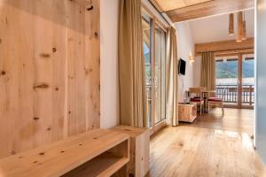 una sala de estar con paredes de madera y un banco de madera. en Hohenegg Apartment Karolina en Campolasta