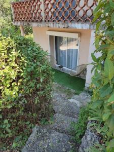 Vonkajšia záhrada v ubytovaní Auberge des Espérels Rez de maison avec Jardin