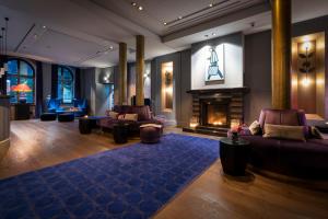 a living room with couches and a fireplace at TORTUE Hamburg in Hamburg