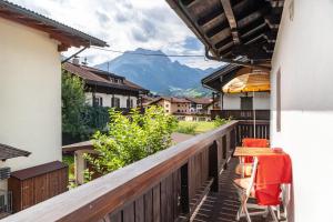 einen Balkon mit einem Tisch und Stühlen sowie Aussicht in der Unterkunft Ferienwohnung Galerie Kaiser in Mayrhofen