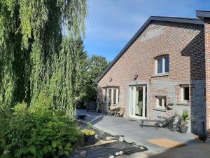 a brick house with a patio in front of it at Gîte La Columbia Lens en Hainaut in Cambron-Saint-Vincent