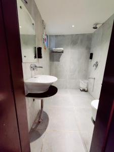 ein Bad mit einem Waschbecken und einem WC in der Unterkunft Casa De Mount in Mount Ābu