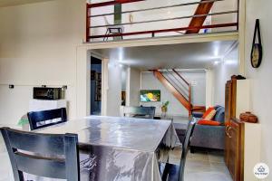 uma cozinha e sala de estar com uma cama alta em Mauricia - Maison - 77m2 - Saint-Benoit em Saint-François