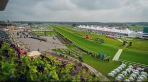 um grupo de pessoas andando em torno de uma pista de corrida em Stay Yorkshire 1st floor Hamilton Mews Apartment em Doncaster