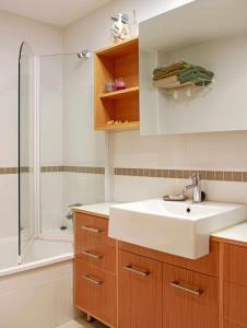 a bathroom with a white sink and a shower at Casa La Hiedra dúplex independiente jardín privado in Panticosa