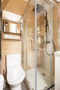 La salle de bains est pourvue d'une douche et de toilettes. dans l'établissement RER C plus parking gratuit à 4 minutes à pieds, à Versailles