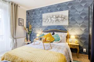 - une chambre dotée d'un lit avec un mur bleu dans l'établissement RER C plus parking gratuit à 4 minutes à pieds, à Versailles