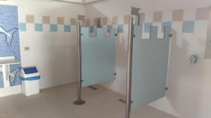 A bathroom at MareBlue Mobilhomes on Camping Mare e Pineta