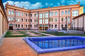 un gran edificio con una piscina frente a él en Hotel Diyora, en Samarkand