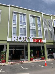 een gebouw met een roxy hotelbord erop bij Roxy Hotel Sri Aman in Simanggang