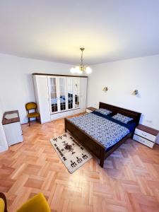 A bed or beds in a room at Subarini Garden Apartment