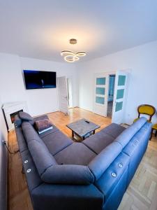 A seating area at Subarini Garden Apartment