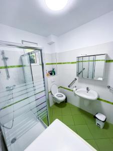 A bathroom at Subarini Garden Apartment