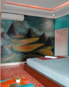 una camera da letto con un dipinto sul muro di Lontart Guesthouse a Nggorang
