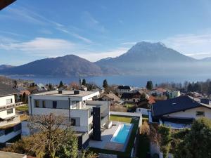 una ciudad con vistas al agua y a las montañas en Dachwohnung mit Seeblick, en Altmünster