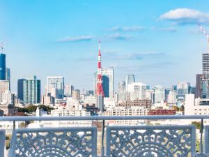 東京的住宿－Grand Prince Hotel Shin Takanawa，阳台享有东京天际线的美景。