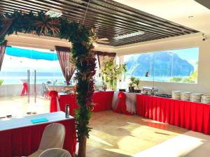un restaurante con mesa y vistas al océano en La Casa Teresa Tourist Inn Inc, en El Nido