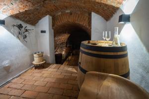 uma sala de degustação de vinhos com um barril e um túnel em Penzion ENO em Kelčany