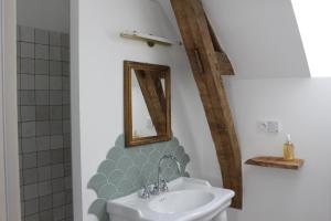 Kúpeľňa v ubytovaní LE DOMAINE DU PETIT TERTRE - SPA EN EXTERIEUR + 22 fotografií