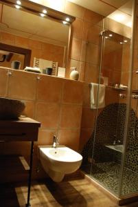 ein Bad mit einem Waschbecken und einer Dusche mit einem Spiegel in der Unterkunft Mittelalterhotel-Gästehaus Rauchfang in Meersburg
