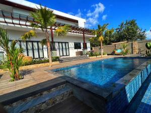 a swimming pool in front of a house at Villa Niang Ando in Labuan Bajo