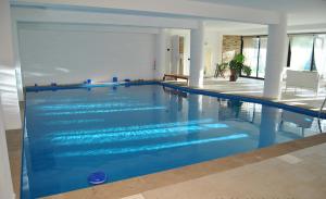 una piscina de agua azul en un edificio en Corbezzolo, en Vallo della Lucania