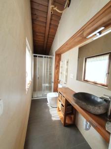 ein Bad mit einem Waschbecken und einem WC in der Unterkunft Dreams and friends on the coast of Bilbao. in Getxo