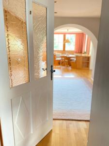 uma porta aberta que leva a uma sala de estar com uma sala de estar em Zentrale Wohnung Gmunden Alte Bäckerei em Gmunden
