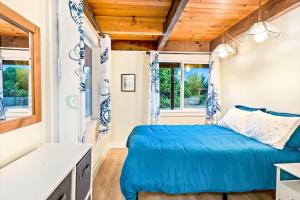 Copalis BeachにあるBrathouse By The Seaのベッドと机のある寝室 +34枚の写真