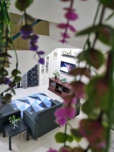 een woonkamer met een bank en een tv bij PRIVATE POOL Ssue Klebang Ipoh Homestay-Guesthouse With Wifi & Netflix in Chemor