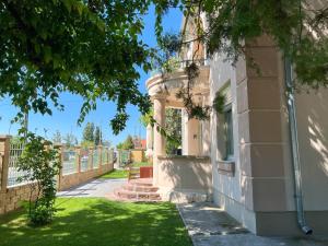 una casa con portico e prato di Lujza Apartman a Fonyód