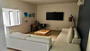 salon z białą kanapą i stołem w obiekcie House In Miramar Seaview And Private Pool templada w mieście Guaymas
