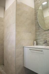 ein Bad mit einem Waschbecken und einem Spiegel in der Unterkunft BED&BREAKFAST TABINE in San Giacomo