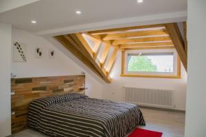 1 dormitorio con cama y ventana en BED&BREAKFAST TABINE en San Giacomo