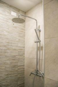 eine Dusche mit Glastür im Bad in der Unterkunft BED&BREAKFAST TABINE in San Giacomo