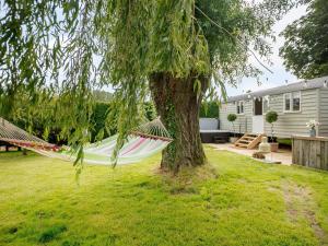 una hamaca colgando de un árbol en un patio en Under Willows - Uk12608, en Burton Overy