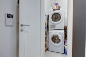 uma lavandaria com máquina de lavar e secar roupa em Seaview Apartment Top Location in Sliema em Sliema