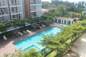 Una vista aérea de una piscina en un edificio. en Enjoy Krabi and Relax, en Klong Muang Beach 7 fotos más