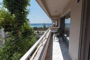 Elle comprend un balcon offrant une vue sur l'océan. dans l'établissement Sea view apartment in Alimos region (D4), à Athènes