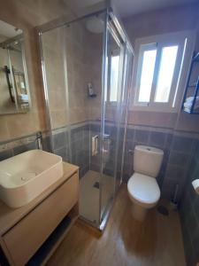 ein Bad mit einem WC, einem Waschbecken und einer Dusche in der Unterkunft Apartment with terrace in Ardales