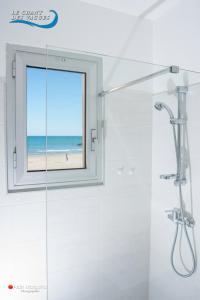 bagno con finestra e vista sulla spiaggia di Le chant des vagues a Frontignan